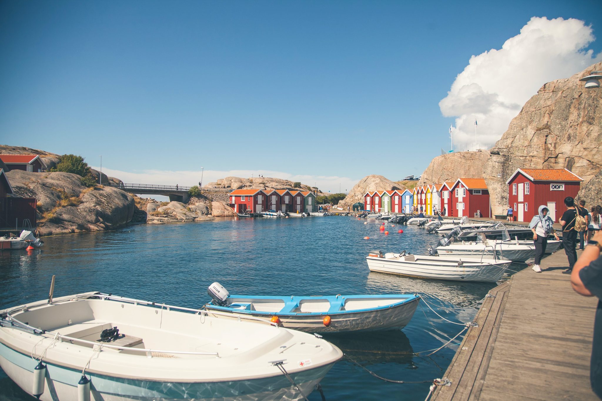 Port de Smögen avec des cabanes rouges et colorées, des bateaux et des rochers de granit