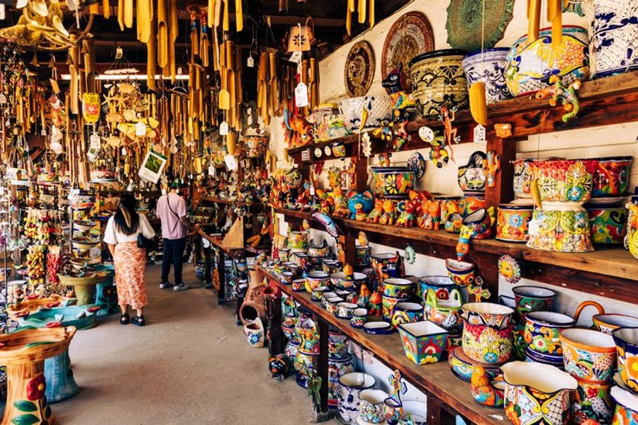 Étal coloré du marché de Kandy, rempli d’artisanat sri lankais et de céramiques peintes à la main.
