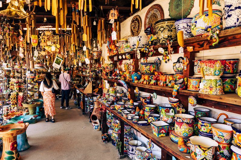 Étal coloré du marché de Kandy, rempli d’artisanat sri lankais et de céramiques peintes à la main.