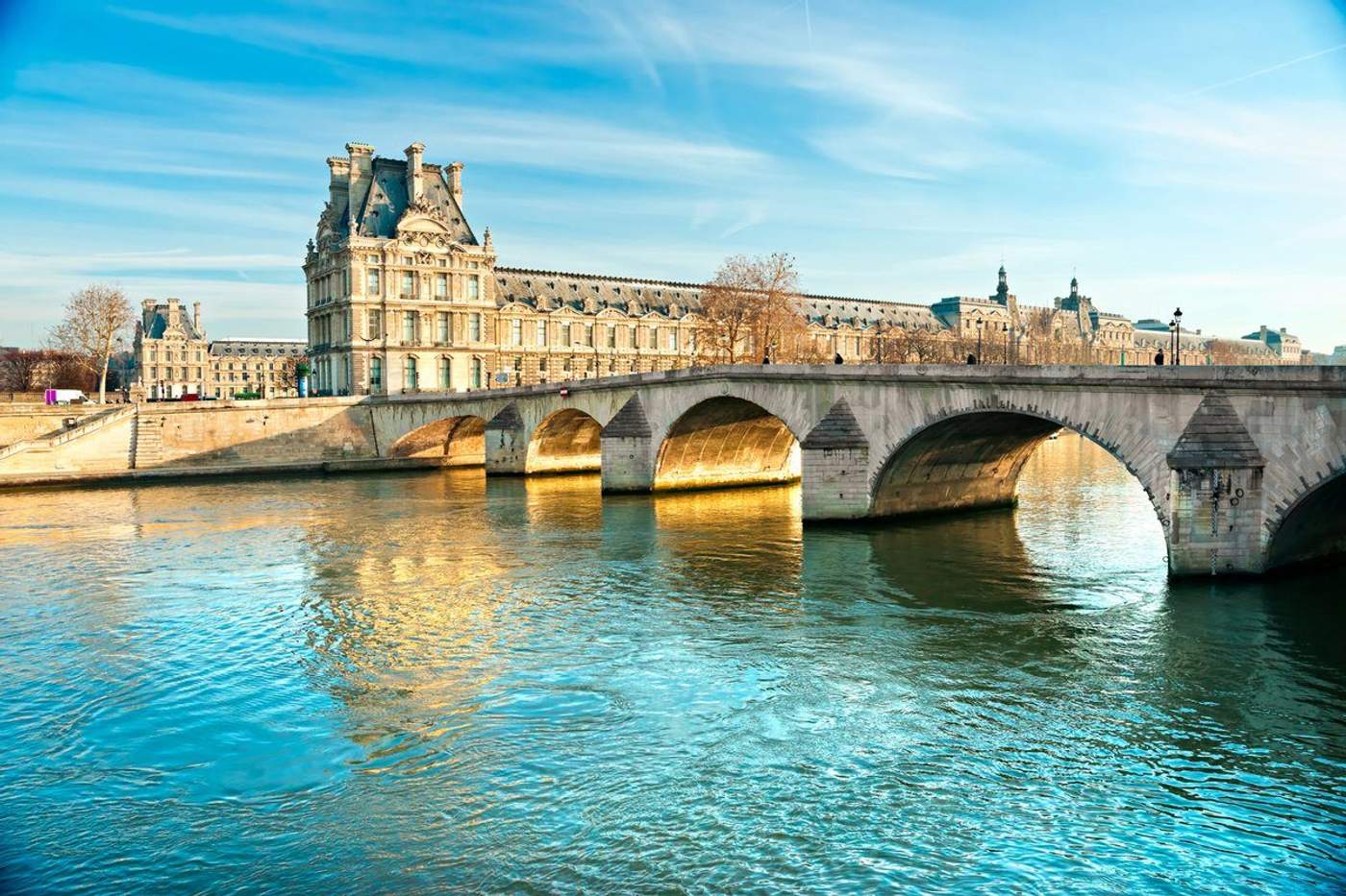 Vue sur la Seine et le musée du Louvre à Paris lors d’un city break.