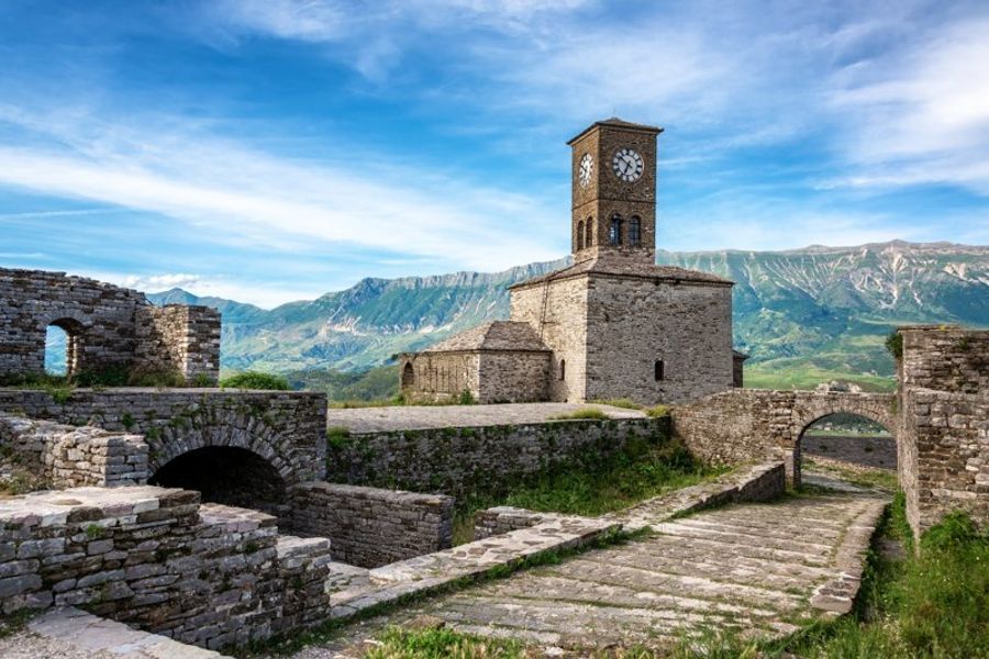 Château de Gjirokastër, Albanie, avec vue sur les montagnes environnantes et les fortifications en pierre.