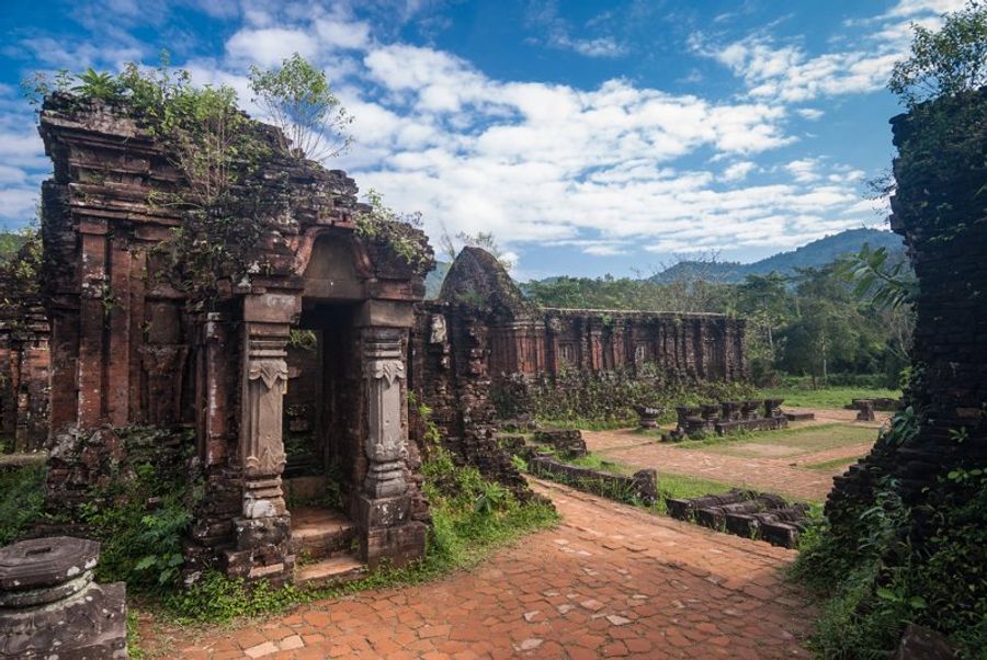 Anciennes ruines du sanctuaire de My Son entourées de jungle
