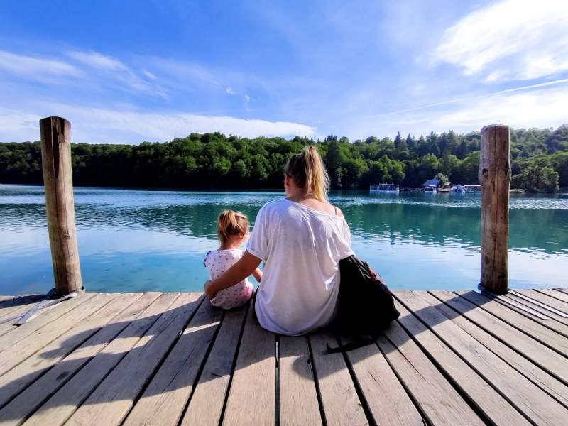 Maman et Anna aux lacs de Plitvice en Croatie