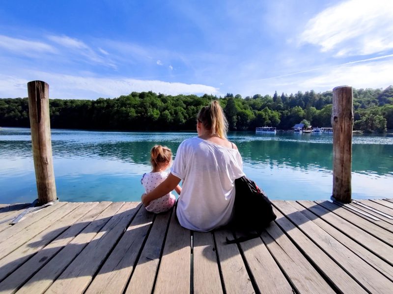 Maman et Anna aux lacs de Plitvice en Croatie