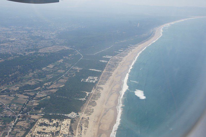 Vue aérienne de la longue plage de Costa da Caparica, Portugal, montrant l