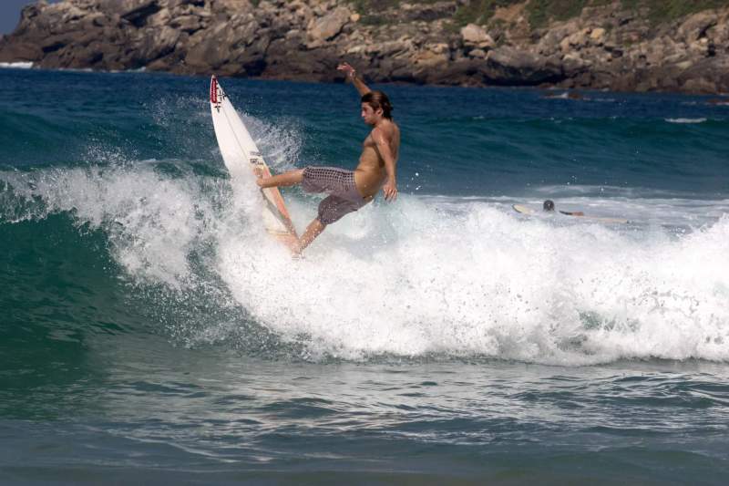 Un surfeur dans les Landes