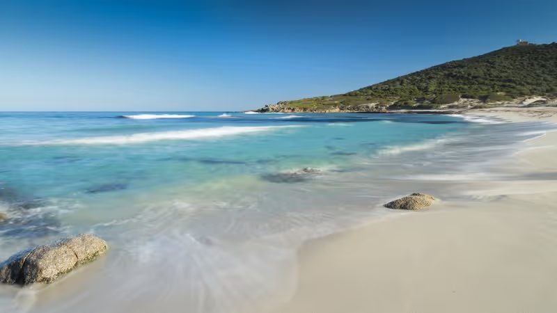 Plage de sable blanc avec une mer turquoise à l'Île-Rousse, Bodri.