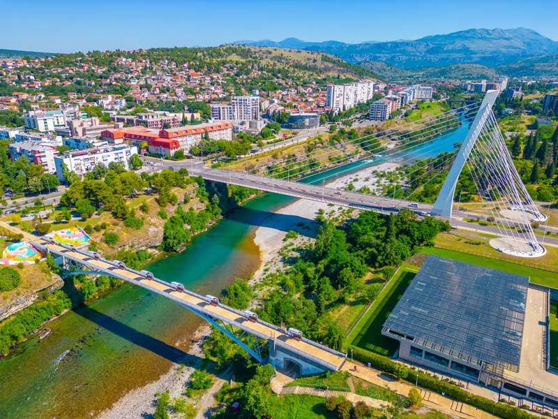 Vue aérienne de Podgorica au Monténégro avec le pont Millenium traversant la rivière Morača et les quartiers de la capitale