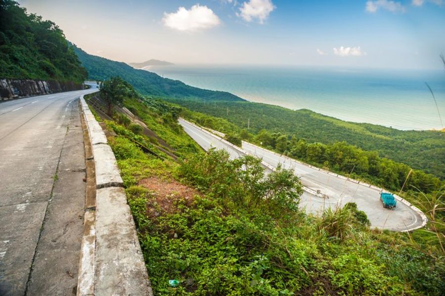 Vue sur la route du col des nuages avec la mer en fond depuis Da Nang