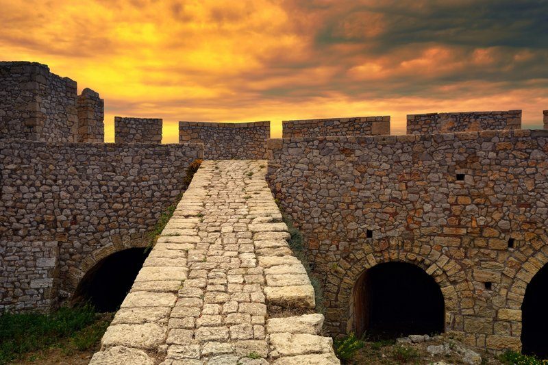 Remparts en pierre de la forteresse de Neokastro à Pylos, Grèce, au coucher du soleil.