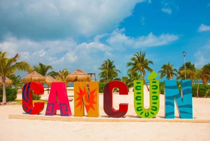 Lettres colorés Cancun sur la plage