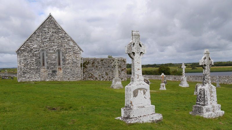 Site monastique ancien avec des croix celtiques à Clonmacnoise.