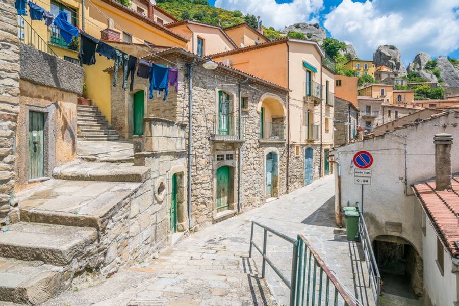 Une rue pavée pittoresque bordée de maisons en pierre dans le village de Castelmezzano, en Basilicate.