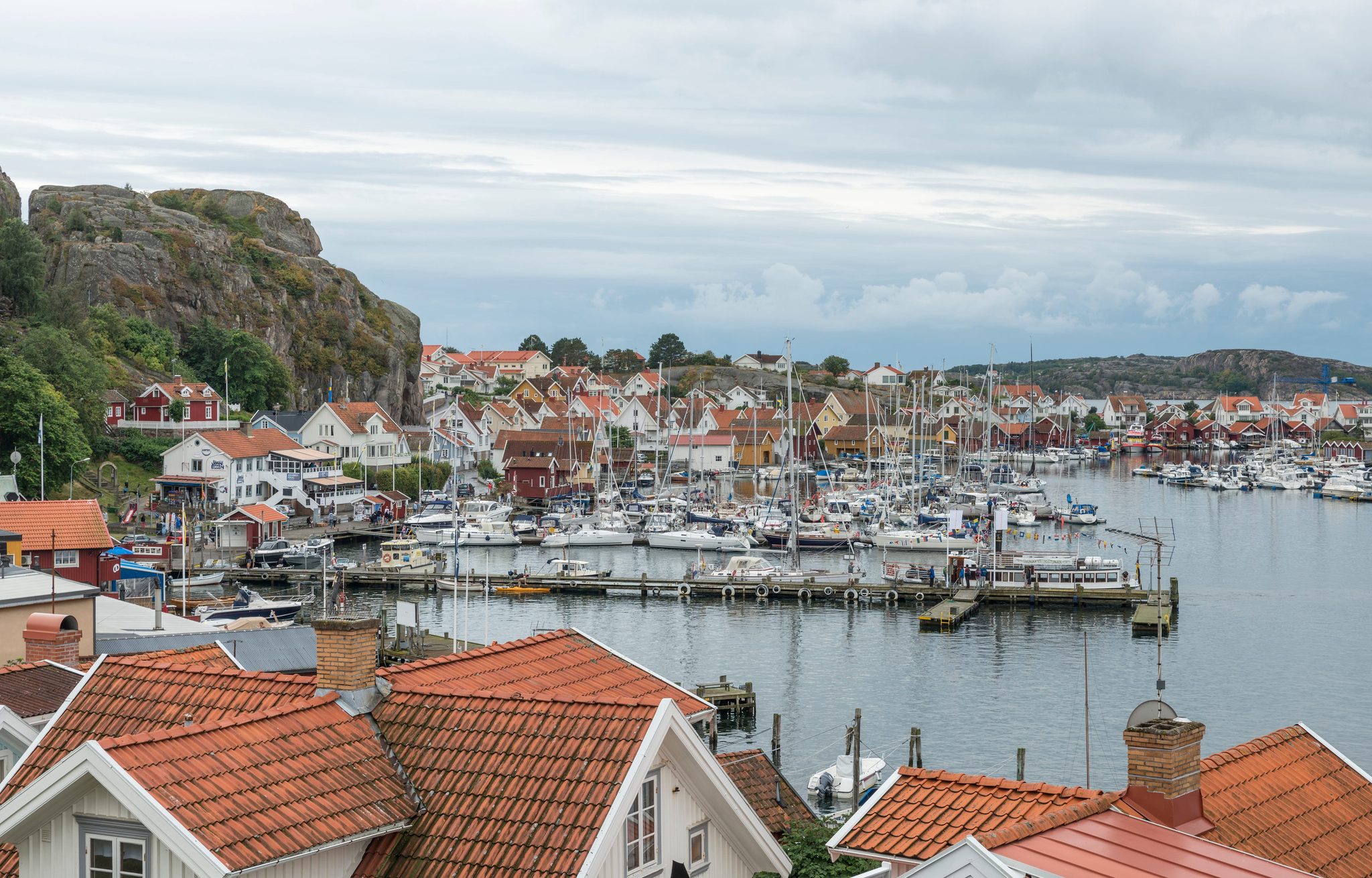 Vue sur le port de Fjällbacka, ses maisons colorées, ses bateaux et les rochers du Bohuslän