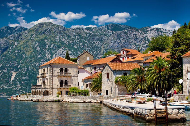 Maisons en pierre du village de Perast au bord de la baie de Kotor avec vue sur les montagnes