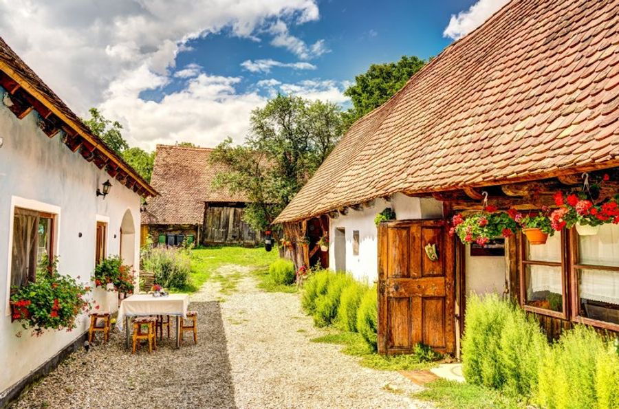 Charmant village de Viscri en Roumanie, avec ses maisons traditionnelles et fleurs en été.