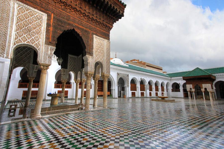 Cour de la mosquée Al-Qarawiyyin, plus ancienne université du monde à Fès