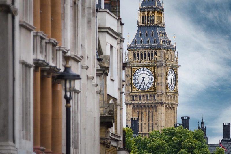 Big Ben vu depuis une rue de Westminster à Londres