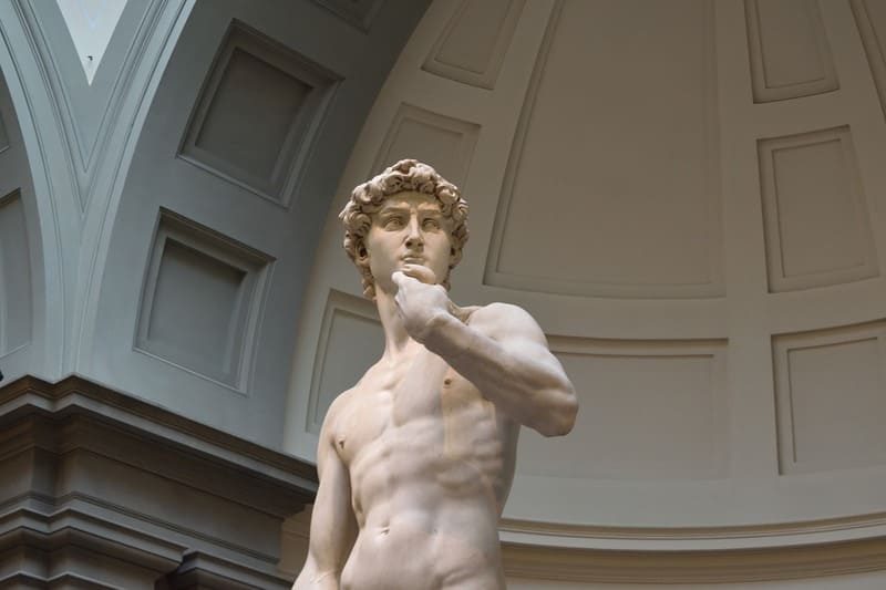 Gros plan sur la célèbre statue de David de Michel-Ange, exposée à la Galleria dell