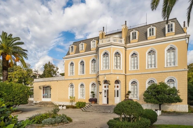 Palais du roi Nicolas à Bar au Monténégro avec façade néoclassique jaune et jardin arboré