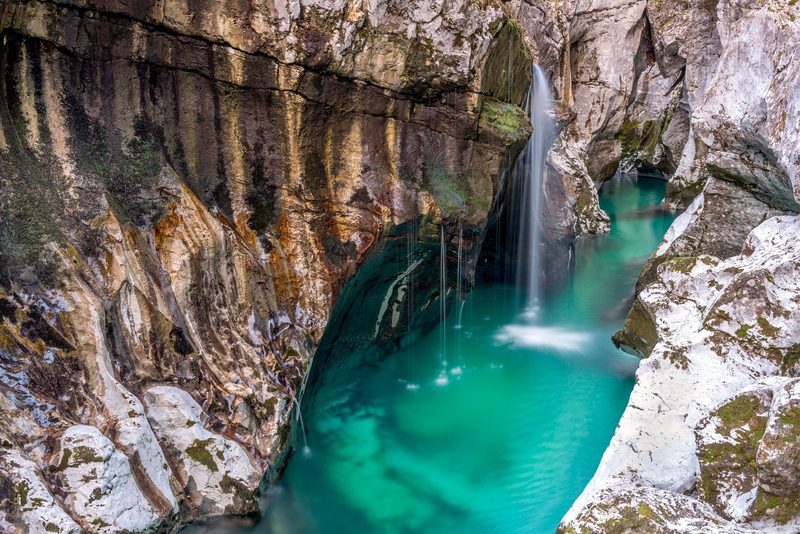 Gorges de la Soča aux eaux turquoise dans la réserve naturelle de Šunik, Bovec