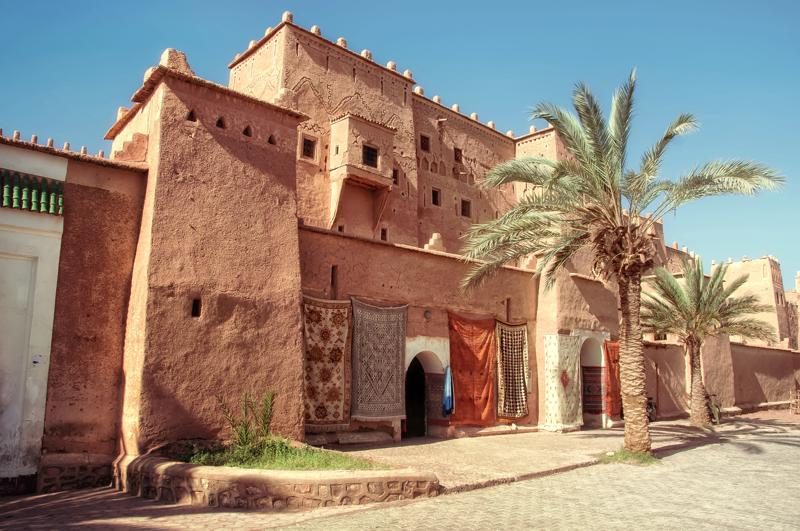 Kasbah de Taourirt à Ouarzazate, architecture en pisé sous le soleil.