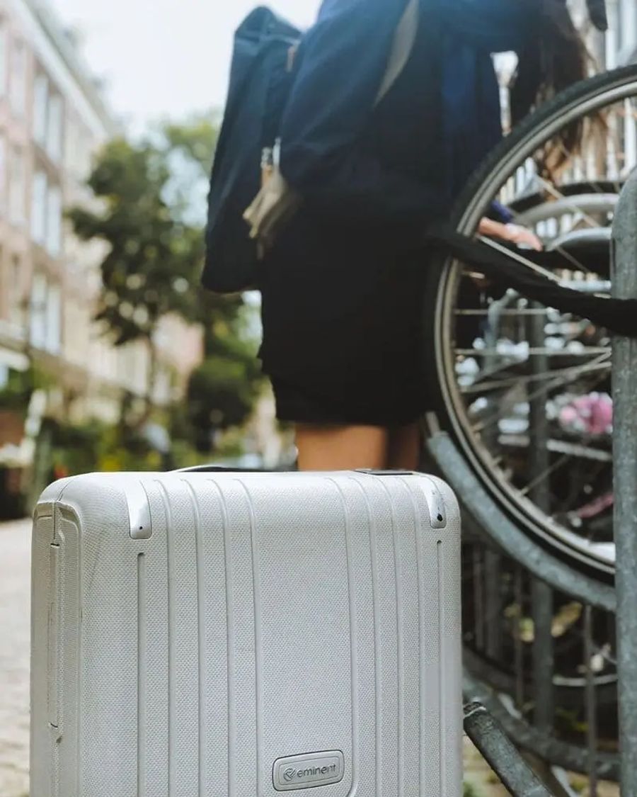 Une valise Eminent et une personne en arrière plan