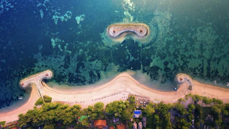 Vue aérienne des plages de Sanur, Bali, avec les récifs et les huttes en bord de mer. 