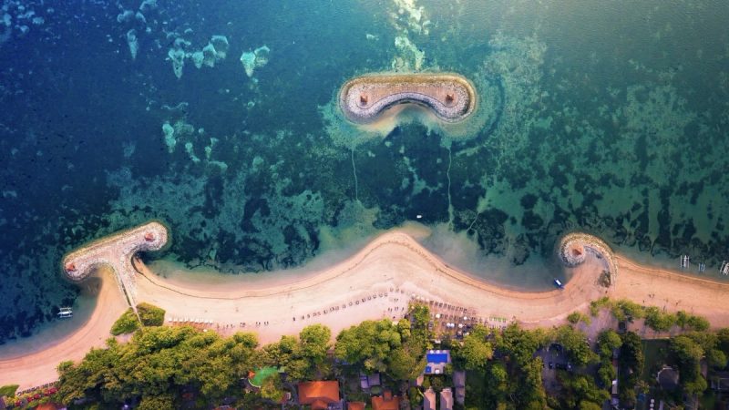 Vue aérienne des plages de Sanur, Bali, avec les récifs et les huttes en bord de mer. 