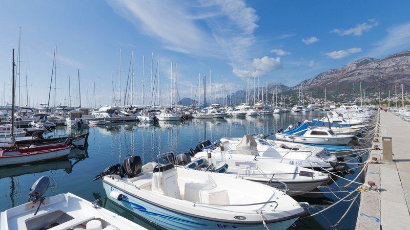 Port de Bar au Monténégro avec marina et bateaux de plaisance face aux montagnes