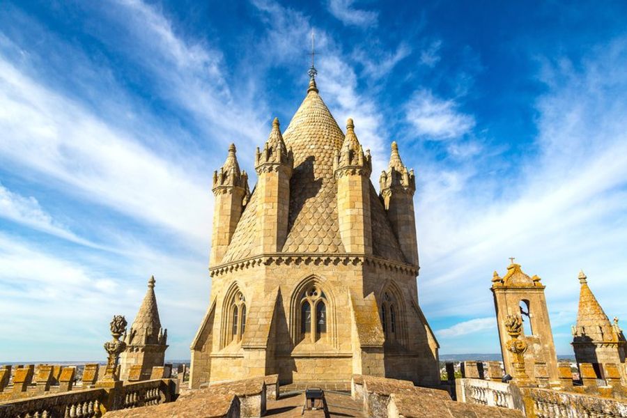 Vue impressionnante du toit de la cathédrale d’Évora, mettant en valeur ses tours gothiques et son architecture unique.