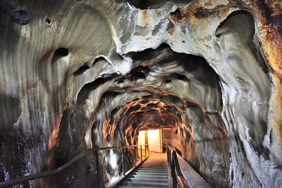 Passage souterrain sculpté dans la roche salée de la mine de Turda.