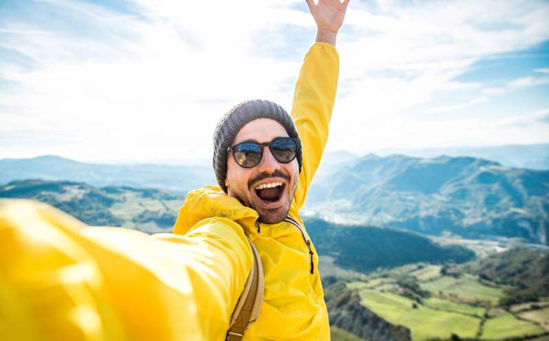 Une personne heureuse qui fait un selfie