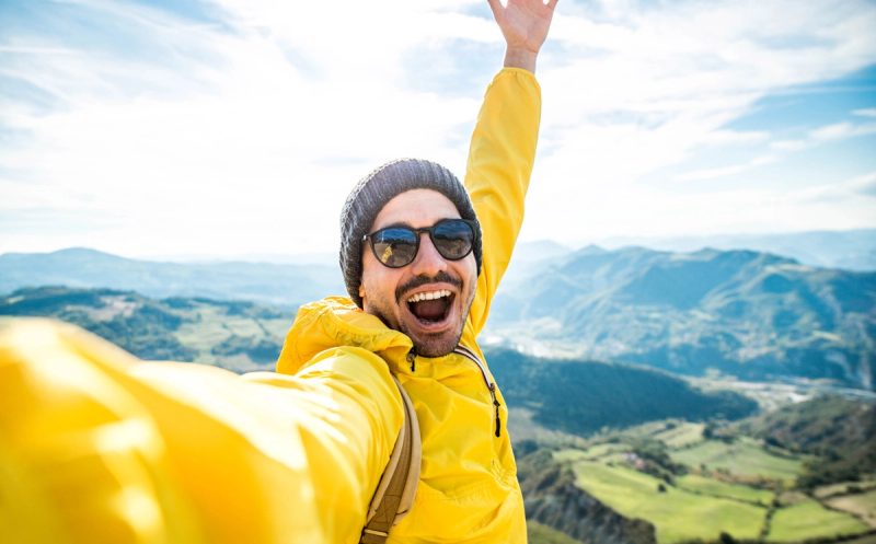 Une personne heureuse qui fait un selfie
