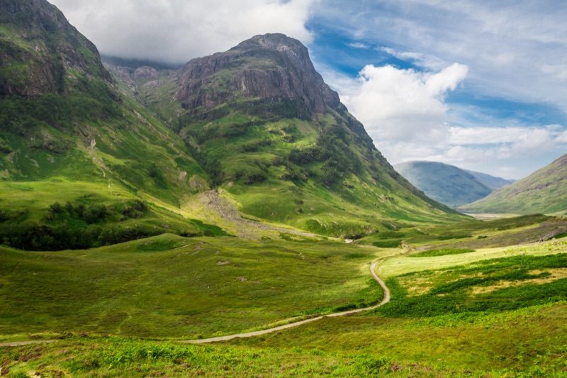 Route et montagnes verdoyantes dans la vallée de Glencoe en Écosse