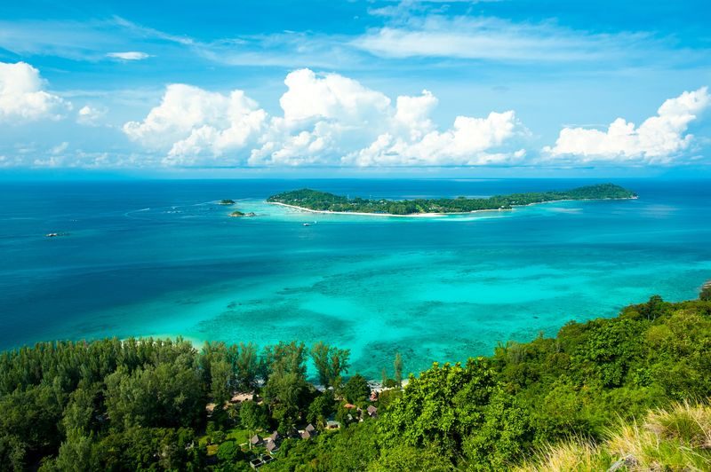 Vue panoramique depuis Koh Adang, montrant les îles environnantes et l’eau turquoise.