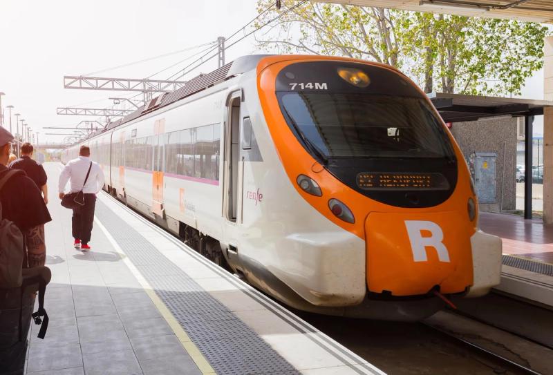 Un train Renfe à quai à Barcelone, illustrant les trajets ferroviaires en Espagne et les connexions avec la France.