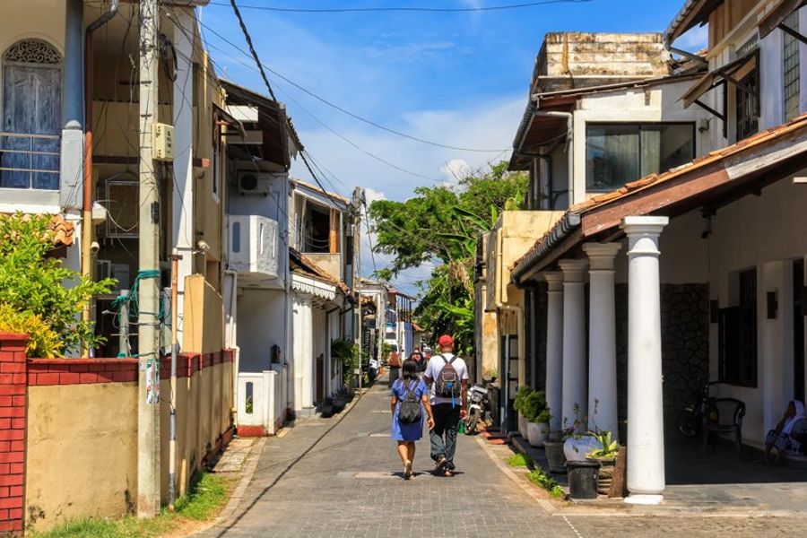 Ruelles pavées du fort de Galle avec maisons coloniales et piétons