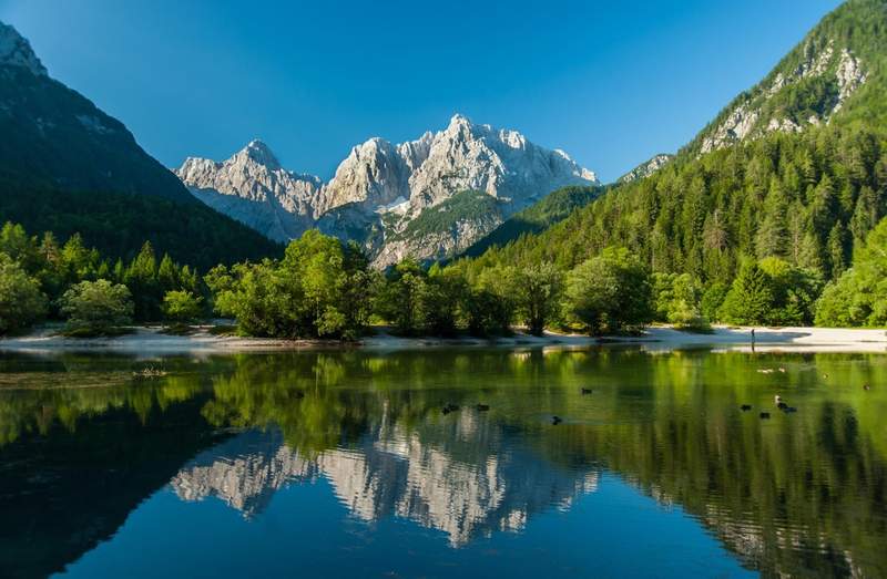 Reflet des Alpes juliennes dans le lac Jasna près de Kranjska Gora en Slovénie