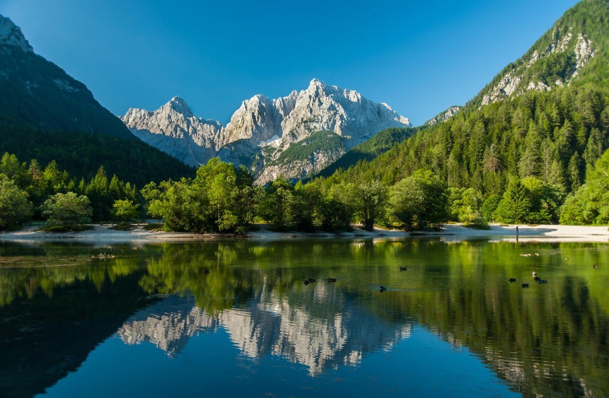 Reflet des Alpes juliennes dans le lac Jasna près de Kranjska Gora en Slovénie