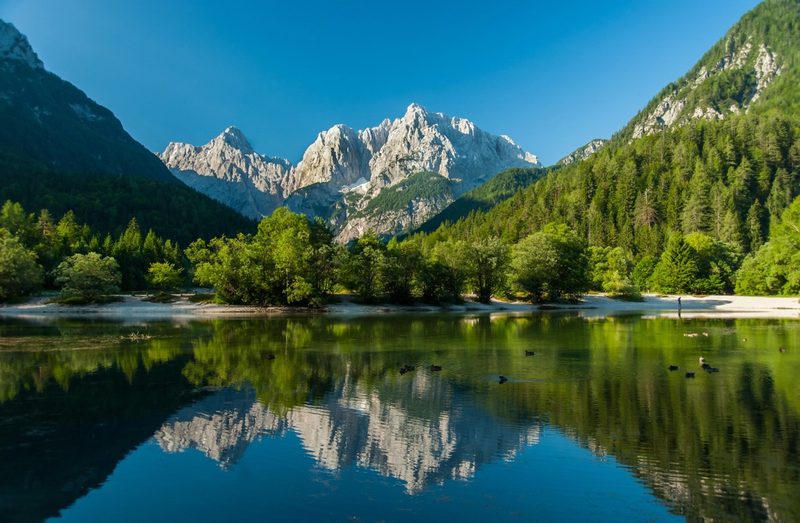 Reflet des Alpes juliennes dans le lac Jasna près de Kranjska Gora en Slovénie