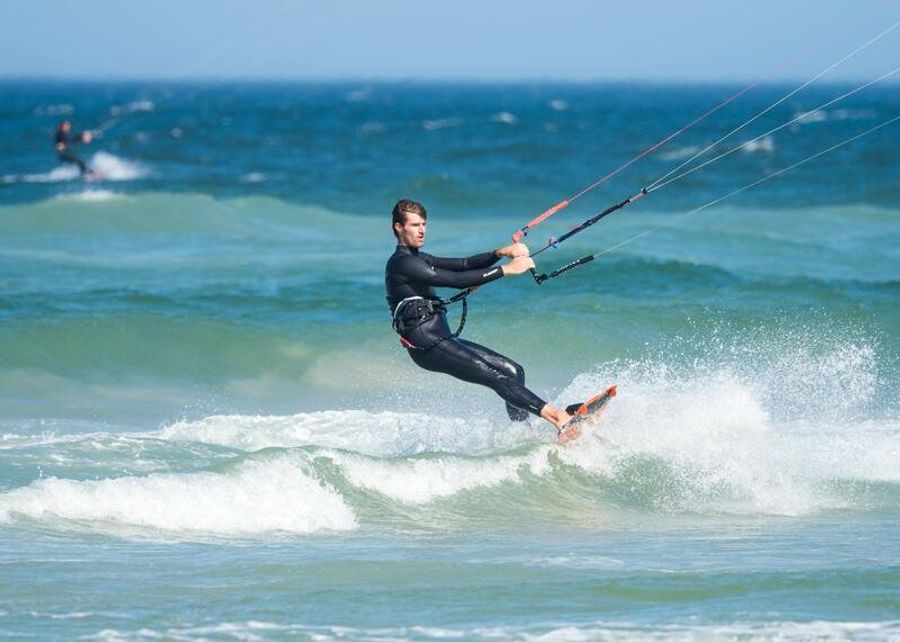 Un kitesurfeur profitant des conditions parfaites à Punta Prosciutto.