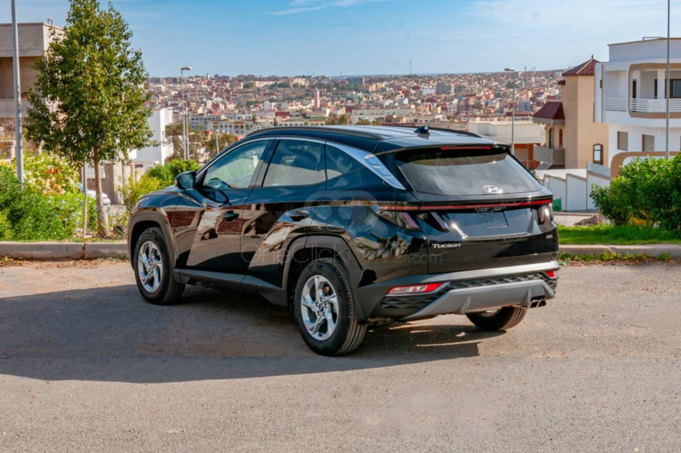 SUV de location au Maroc stationné avec vue sur une ville marocaine