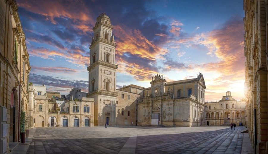 Place centrale de Lecce au coucher du soleil, avec une architecture baroque impressionnante.