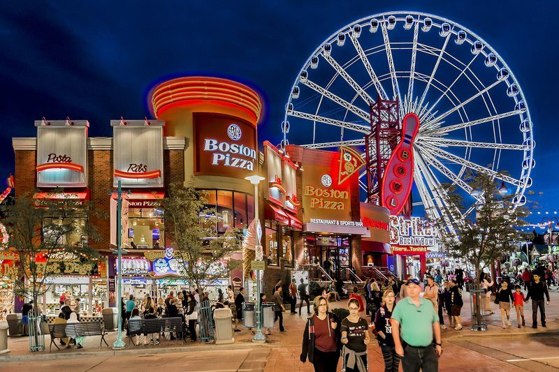 Clifton Hill à Niagara Falls avec ses restaurants et attractions illuminées.