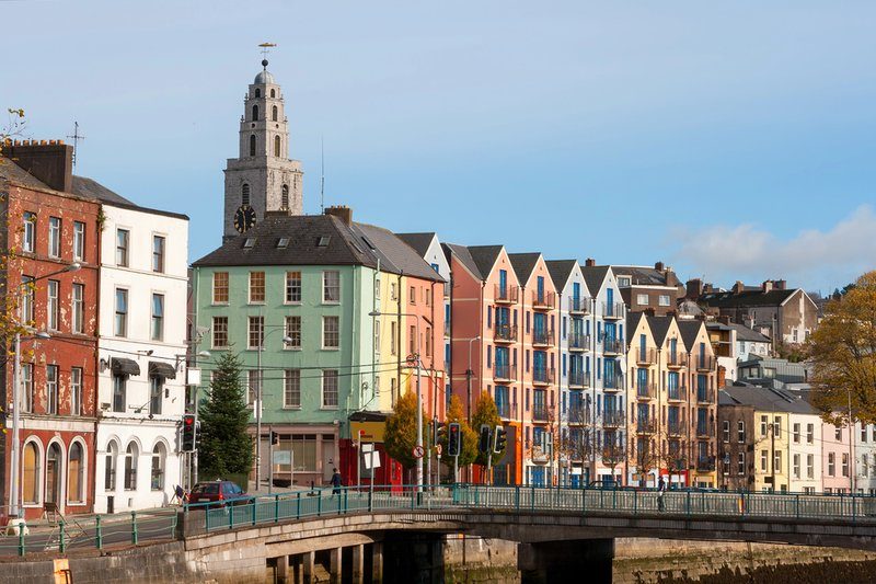 Maisons colorées et bâtiments historiques le long de la rivière à Cork.