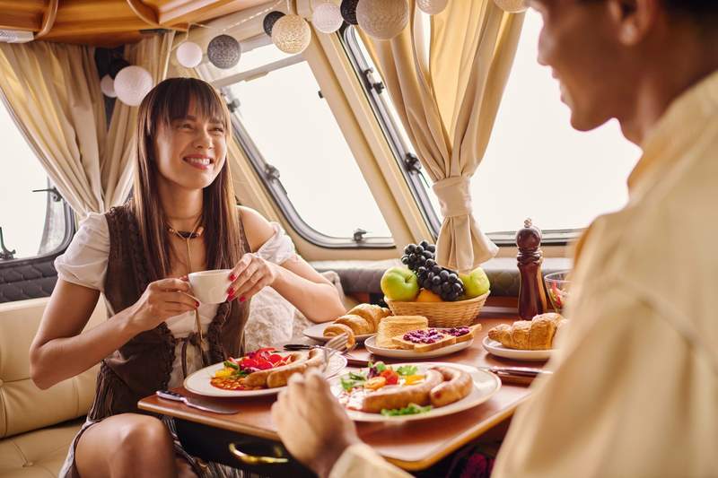Petit-déjeuner convivial dans un fourgon aménagé lors d’un premier voyage en vanlife