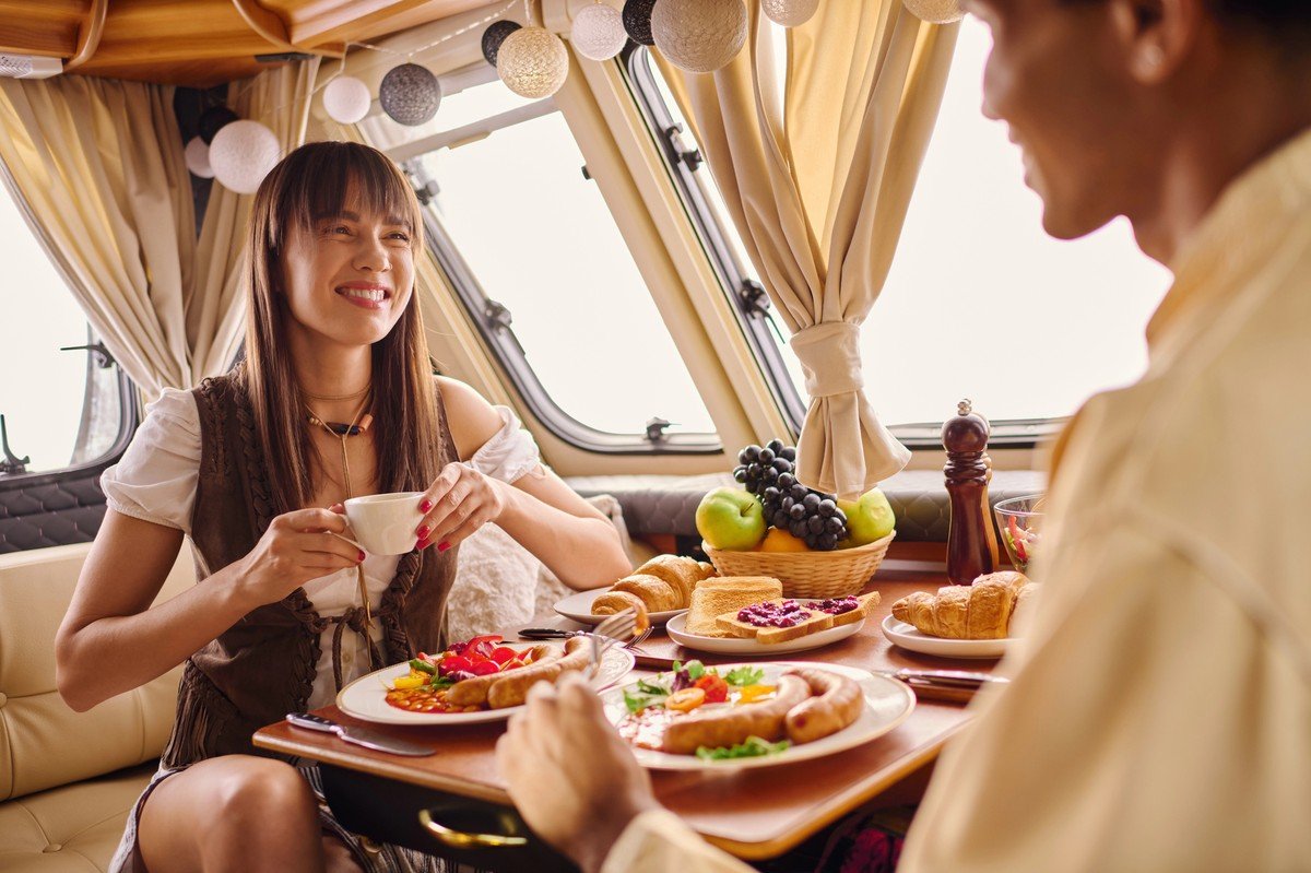 Petit-déjeuner convivial dans un fourgon aménagé lors d’un premier voyage en vanlife