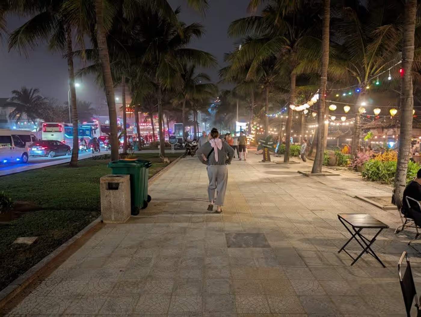 Balade nocturne le long de la plage animée de Da Nang
