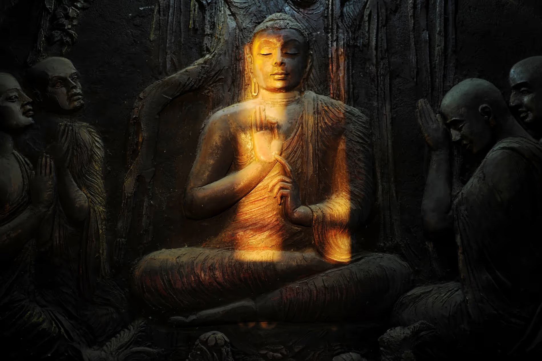 Relief sculpté représentant Bouddha en méditation, éclairé par une lumière dorée, à Kandy au Sri Lanka.